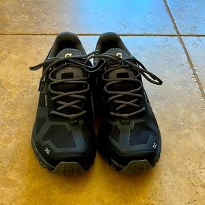 On cloud Women’s Black on black waterproof Brand new running shoes